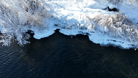 初冬河水结冰雪后美景视频