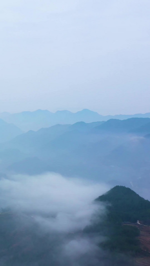 航拍仙境云雾缭绕大山深处喀斯特地貌地形诗意盎然68秒视频