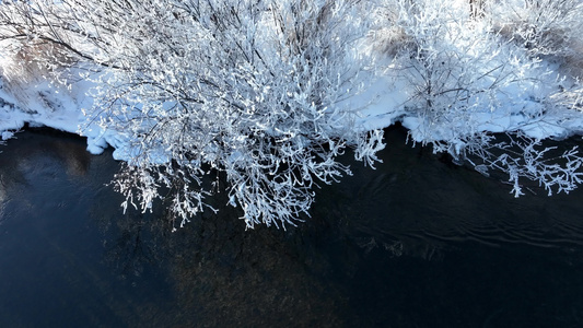 初冬河水结冰雪后美景视频