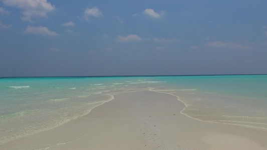 蓝色海洋和日出后干净的沙滩背景的宁静海岸线海滩之旅的浪漫性质视频