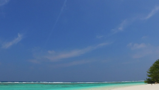 乘坐透明水,在海浪附近有亮沙子背景的透明水视频