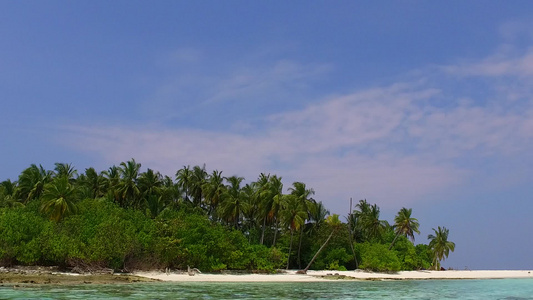 海景完美的夏光的夏季结构,海滨用蓝海和珊瑚礁附近的白沙背景打破海滩视频