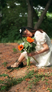 树林里穿着白色连衣裙拿着向日葵的女孩视频