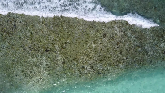 复制蓝色海洋和珊瑚礁附近白色沙滩背景的轻松海岸线海滩旅行的太空旅行视频