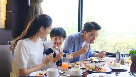 一家三口自助餐厅就餐视频