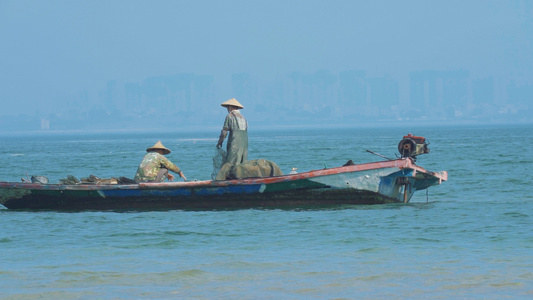 渔夫在海上捕鱼视频