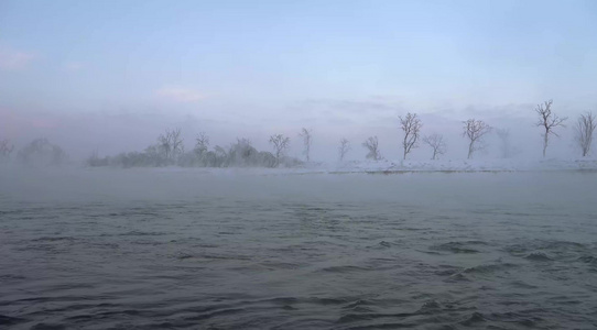 8K清晨雾气笼罩的雾凇岛视频