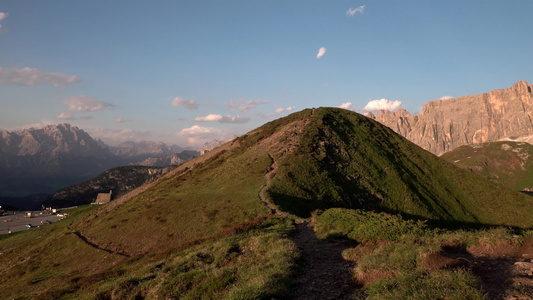 夏季日落时的广度景象:意大利多洛米特人Passo giau,dolomites, Italy视频