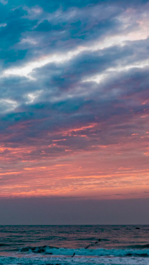 延时青岛金沙滩日出时天空云彩变化艺术渲染32秒视频