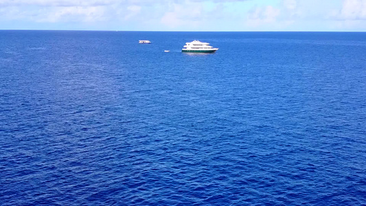 以浅海和棕榈附近的白沙背景进行宁静的环礁湖海滩旅行的浪漫旅游视频