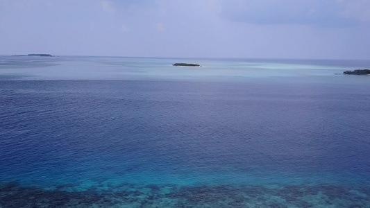 由日落前有白沙背景的绿绿海所创造的天堂环礁海滩野生生物空间景观视频