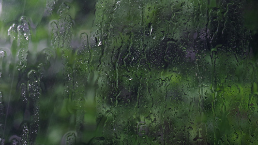 车窗上的雨滴4k窗户水珠下雨天光斑视频