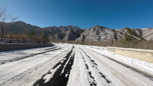 开车行驶在雪地公路上  雪地开车视频