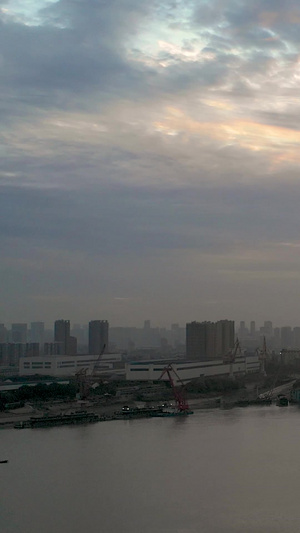 桥中航拍清晨的鹦鹉洲长江大桥交通25秒视频
