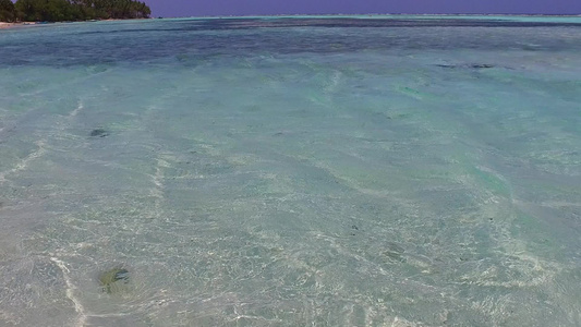 白沙背景的蓝海在冲浪附近出海游过蓝色海岸海滩视频