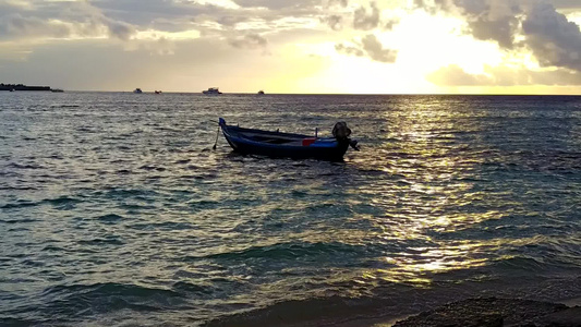 透明泻湖和礁石附近干净的沙质背景的海洋海岸海滩度假的阳光旅行视频