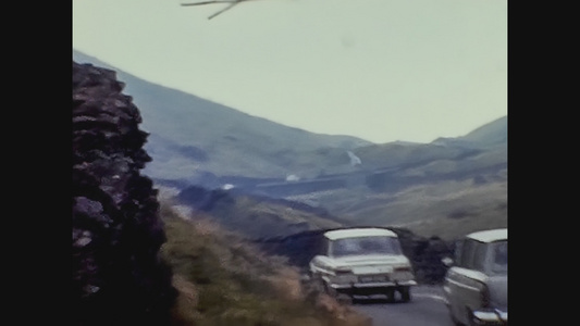 1968年联合王国,英国山丘全景,街道上有汽车视频