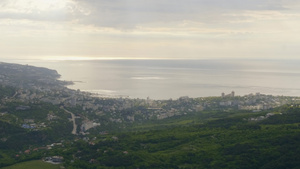 全景现代城市在海边的山谷从山峰15秒视频