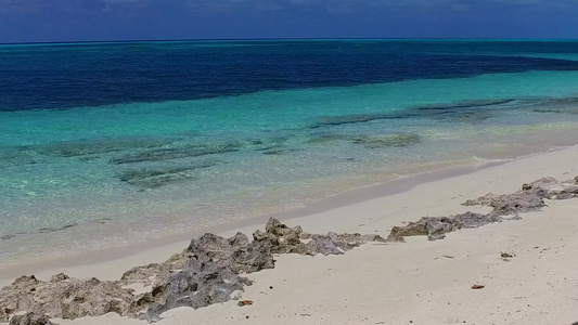 沙巴附近清澈的环礁湖和白色沙滩背景白沙土背景的海滩生活方式视频