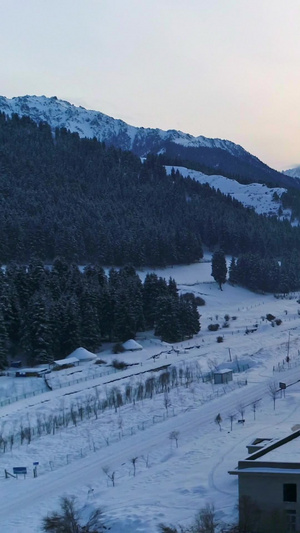 雪山脚下的村庄北疆雪景13秒视频