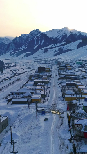 雪山脚下的村庄新疆阿尔泰山13秒视频