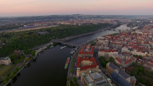 普拉格河和伏尔塔瓦河,空中观察视频