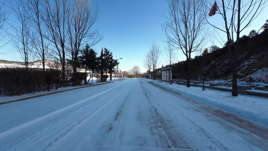 开车行驶在雪地公路上  雪地开车视频