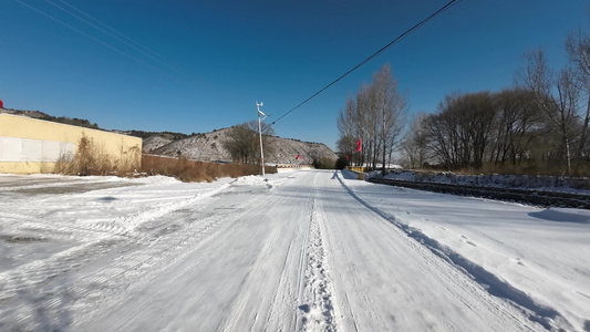 开车行驶在雪地公路上  雪地开车视频