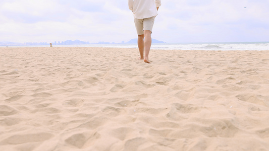 海边青年男性散步背影视频