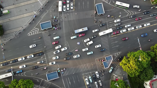 航拍城市交通十字路口车流视频