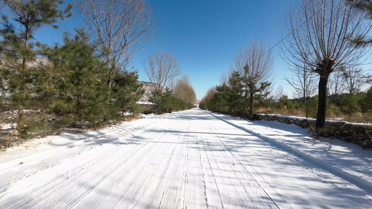 开车行驶在雪地公路上  雪地开车视频