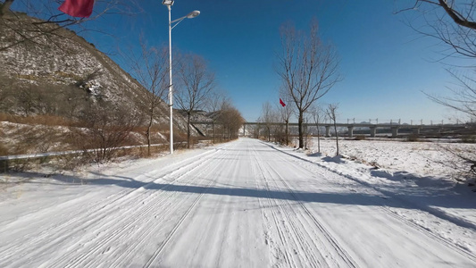 开车行驶在雪地公路上  雪地开车视频