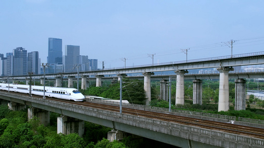 特写铁路基建快速行驶的高铁动车组列车视频视频