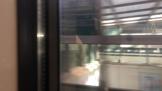 高铁进站实拍视频