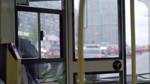 乘坐女驾驶员和公路交通的公共汽车小屋6秒视频