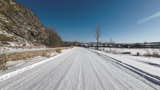 开车行驶在雪地公路上  雪地开车视频