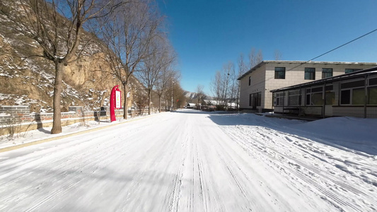 开车行驶在雪地公路上  雪地开车视频