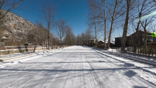 开车行驶在雪地公路上  雪地开车视频