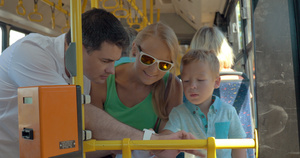 乘坐公共汽车时使用父亲智能观察孩子24秒视频