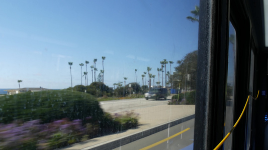 公共汽车窗口，太平洋海岸高速公路，高速公路 101，加利福尼亚美国。沿夏季海洋或大海的公路旅行视频