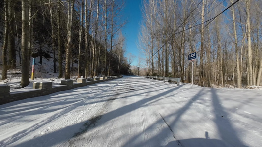 开车行驶在雪地公路上  雪地开车视频