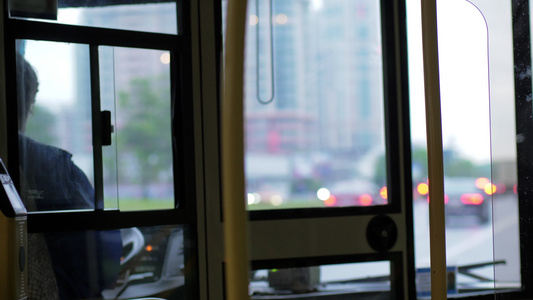 城市中妇女驾驶公共汽车视频