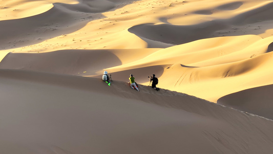 航拍内蒙古旅游沙漠沙丘无人区游客4k素材视频