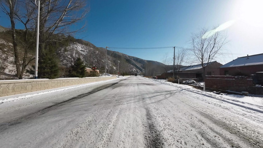 开车行驶在雪地公路上  雪地开车视频