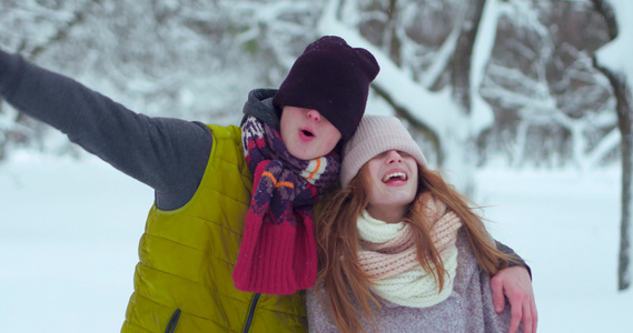 快乐的年轻夫妇在冬季公园装扮近亲视频
