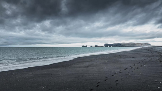 冰岛黑沙滩海岬海浪狂风暴雨延时摄影视频