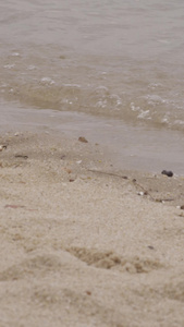 赤脚走沙滩实拍海边沙滩视频