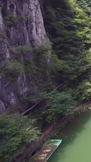 航拍天然峡谷18秒视频