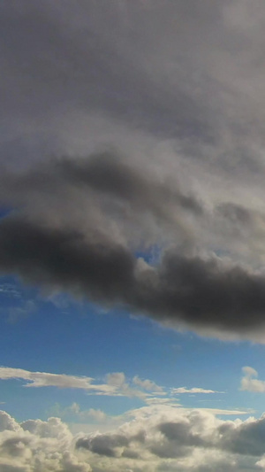飞机视角穿越云层66秒视频