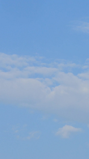蓝天白云与滑翔伞实拍视频59秒视频